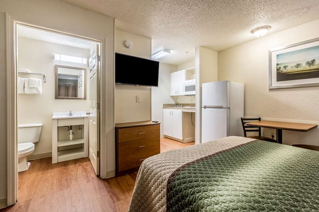 Hometowne Studios By Red Roof Louisville Habitación foto